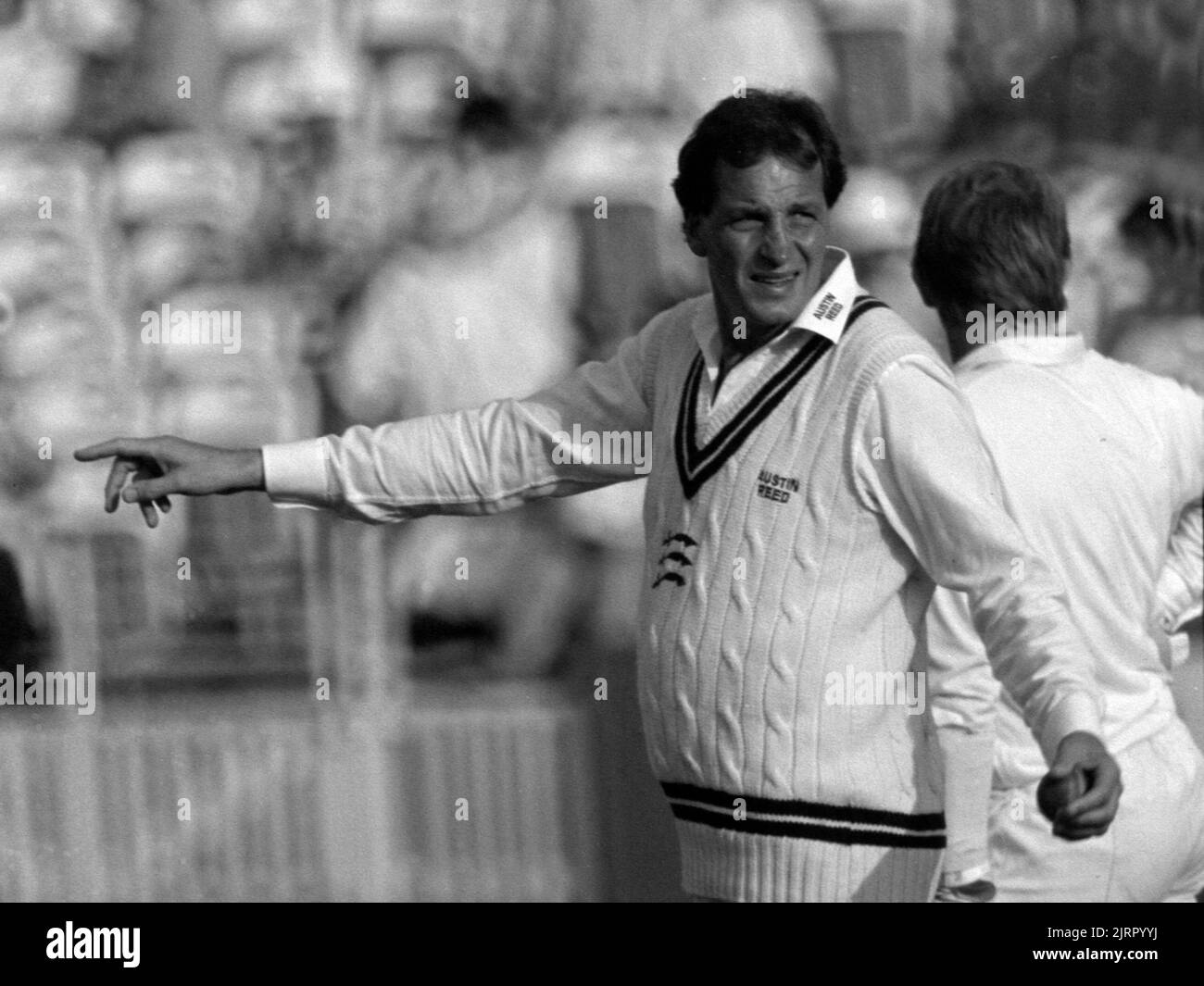 Middlesex spinner John Emburey arranges his field placings, Middlesex versus Sussex, Refuge Assurance League, (Sunday, 40 overs) at Lord's Cricket Ground, London, England 30 August 1987 Stock Photo