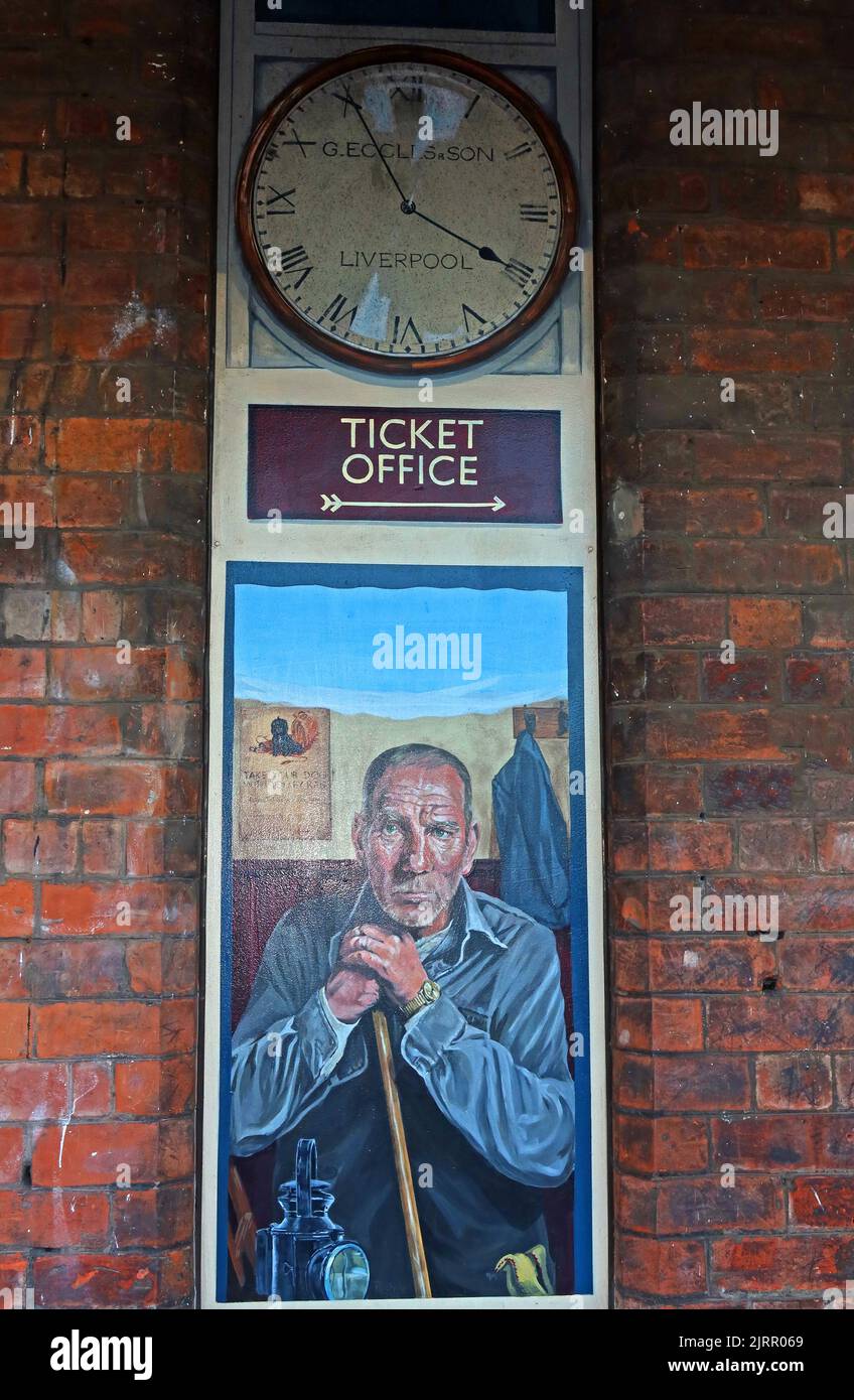 Padgate railway station platform ticket office clock 3D art (Northern trains), Station Rd South, Padgate, Warrington, Cheshire, England, UK,  WA2 0QS Stock Photo