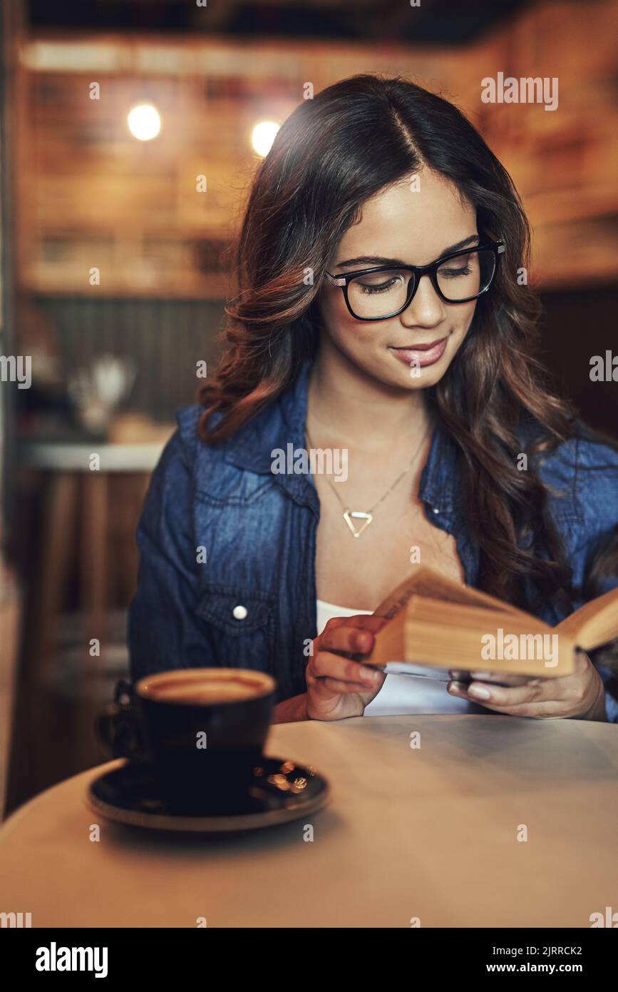 Relaxed young woman reading a book hi-res stock photography and images ...