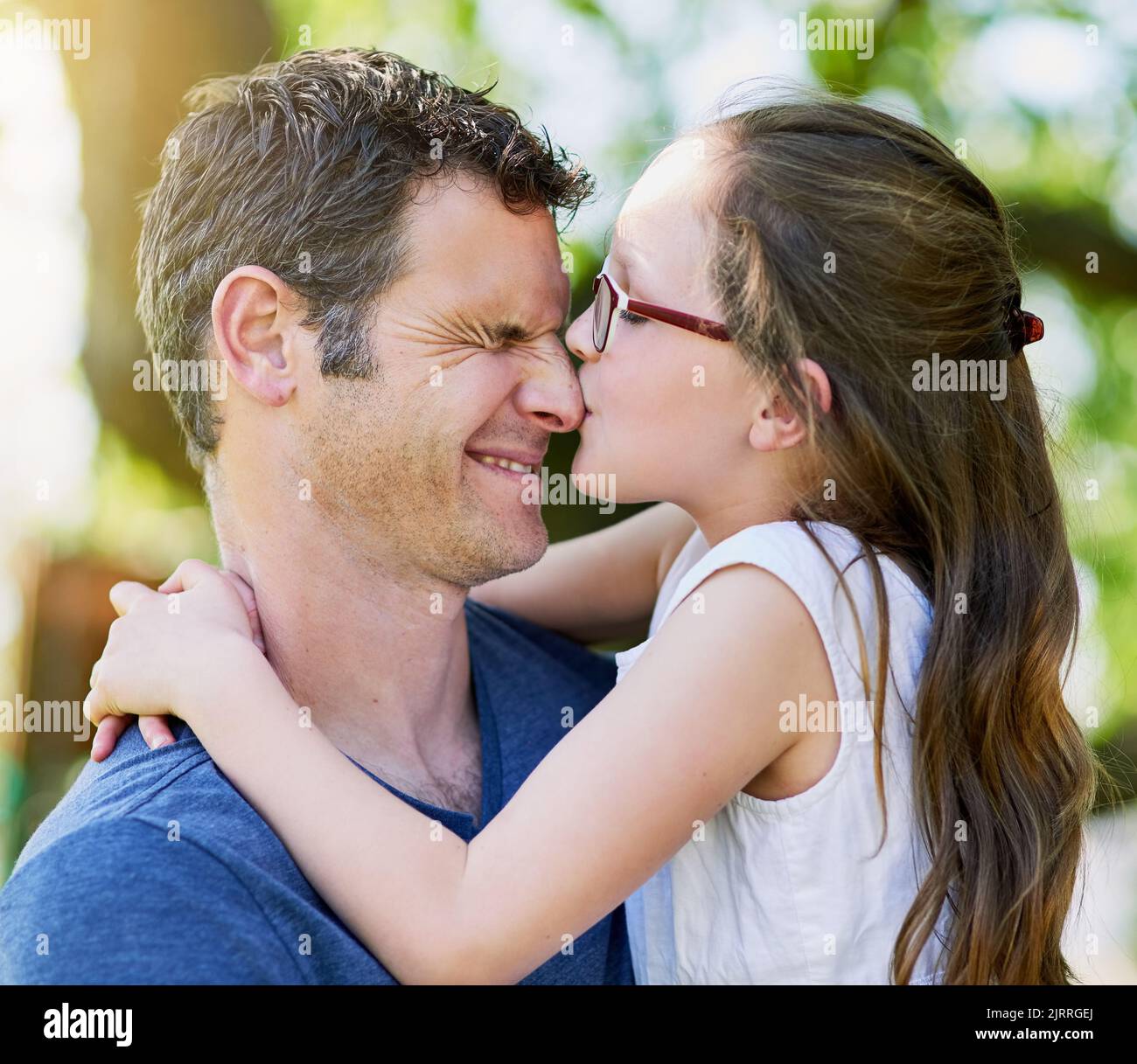 Dad young daughter. Поцелуй Daddy. Stepdad Kiss. Real Daddy Kiss. Daddy kissing.