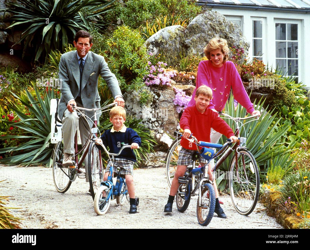 File photo dated 01/06/89 of the Prince and Princess of Wales with sons Prince William, and Prince Harry prepare for a cycling trip in Tresco during their holiday in the Scilly Isles. Diana, Princess of Wales, was killed on August 31 1997 in a car crash in the Pont de l'Alma tunnel in Paris. Issue date: Friday August 26, 2022. Stock Photo