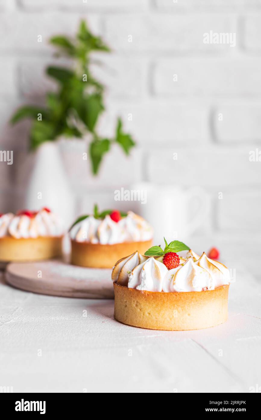 День торта торт трюфель. Черный торт для татуировщика. Торт на крещение минимализм. Тати торт. Инстаграмные торты.