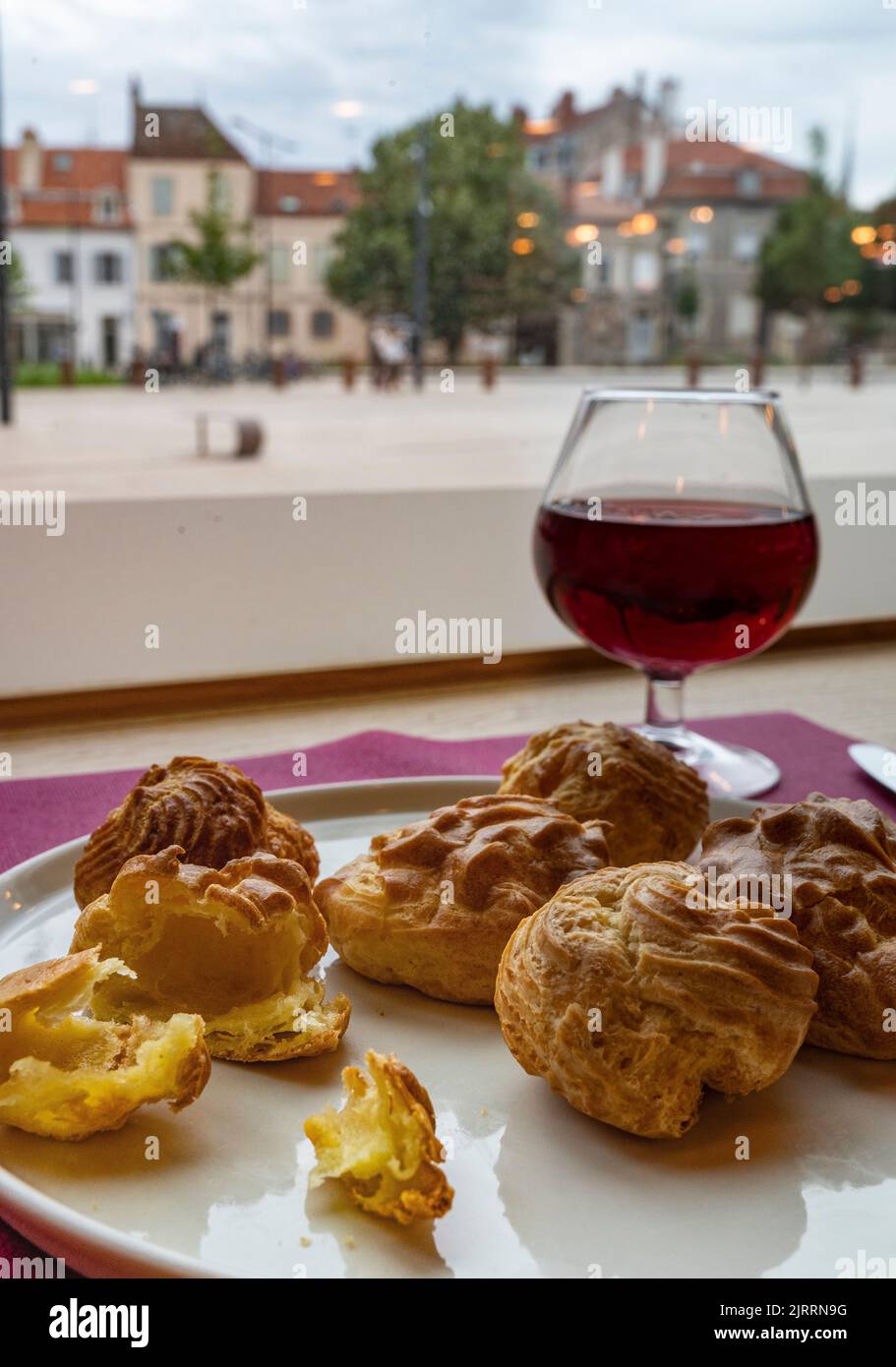 Savoury cheese choux and a glass of Pinot Noir: The typical aperitif is also served at the brassereie comptoir de la Cité at the Cité Internationale d Stock Photo