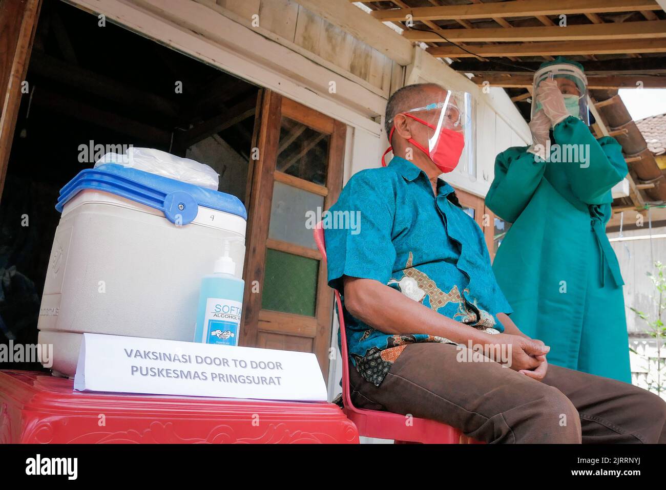 Temanggung, Central Java, Indonesia, Sept 23, 2021: Medical workers prepare injections of the Covid-19 vaccine. Through this method, vaccination participation is expected to increase because it can reach families who do not have access and are afraid to leave the house to avoid transmitting the virus. Stock Photo