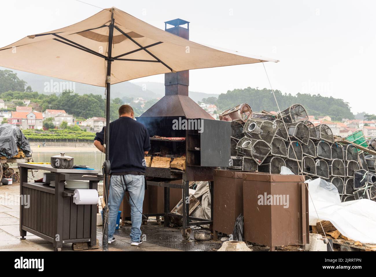 Woman chef grill fish hi-res stock photography and images - Alamy