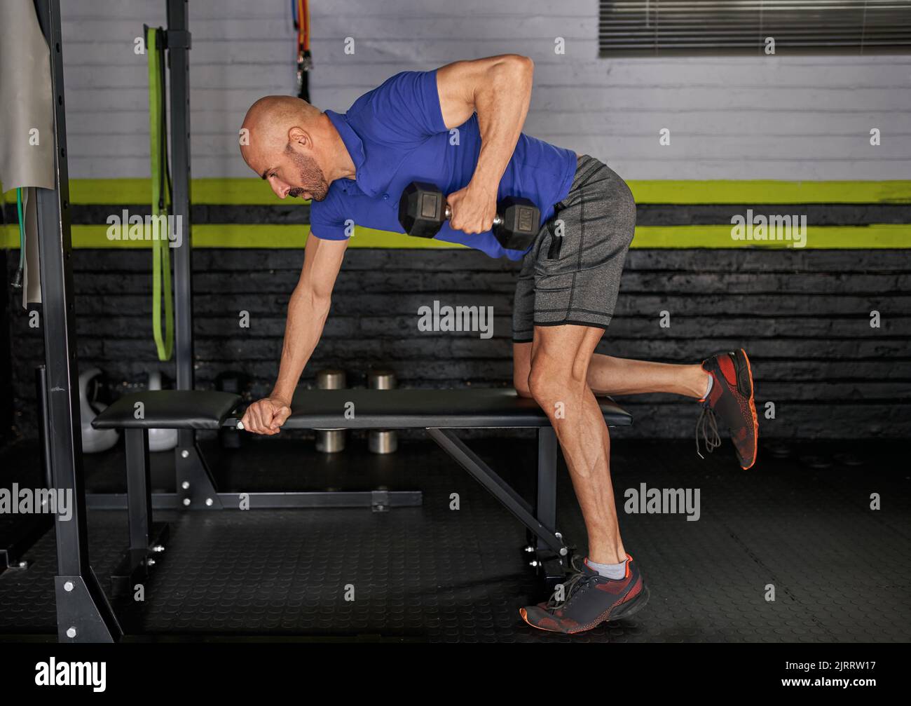Man exercise home bench hi res stock photography and images Alamy