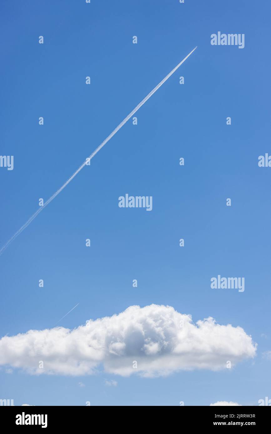 Contrail aircraft hi-res stock photography and images - Alamy