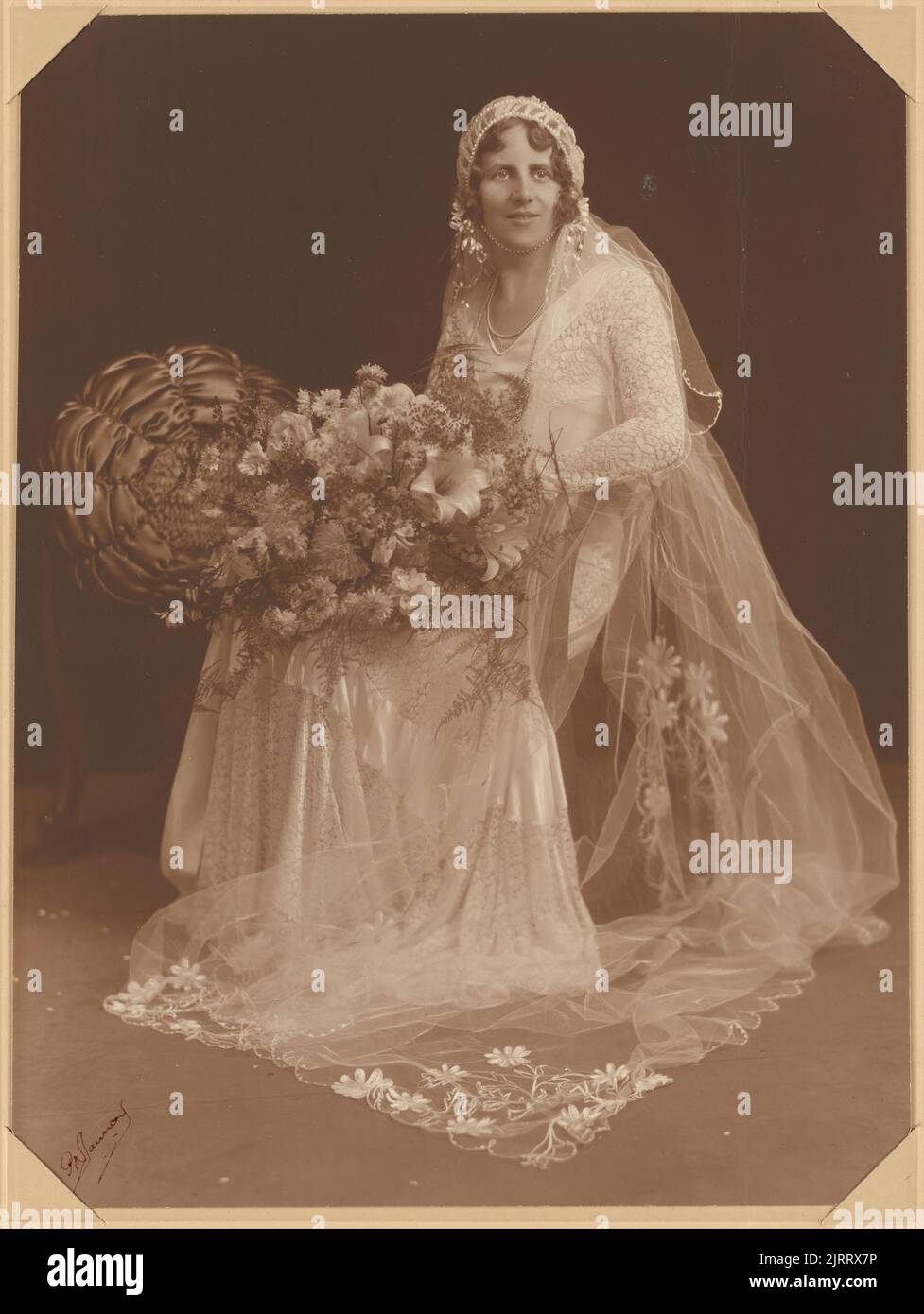 1930s woman portrait gown hi-res stock photography and images - Alamy