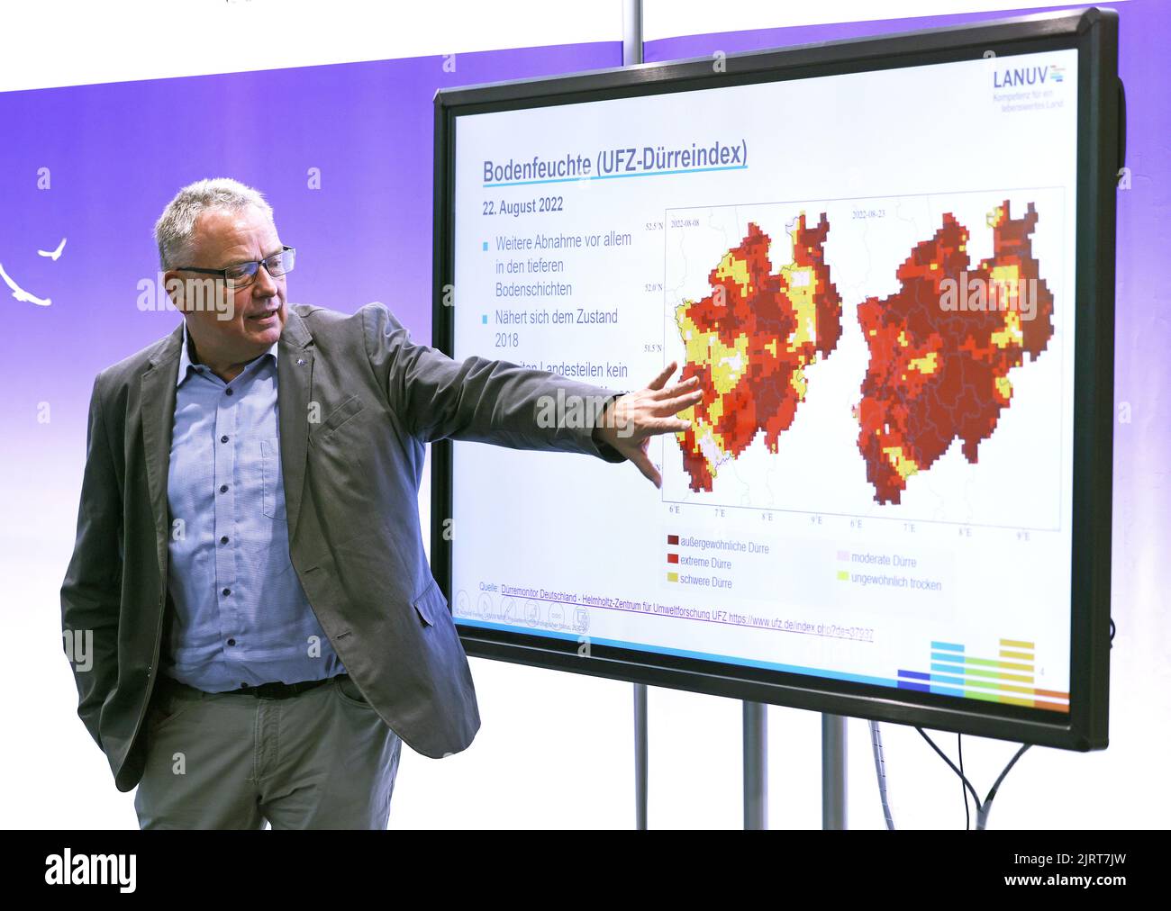 Duisburg, Germany. 26th Aug, 2022. Roland Funke, hydrologist at the State Office for Nature, Environment and Consumer Protection, explains the dryness of the soils. Together with Environment Minister Krischer, he gave an overview of the effects of the hot spell on people, the environment and the economy. Credit: Oliver Berg/dpa/Alamy Live News Stock Photo