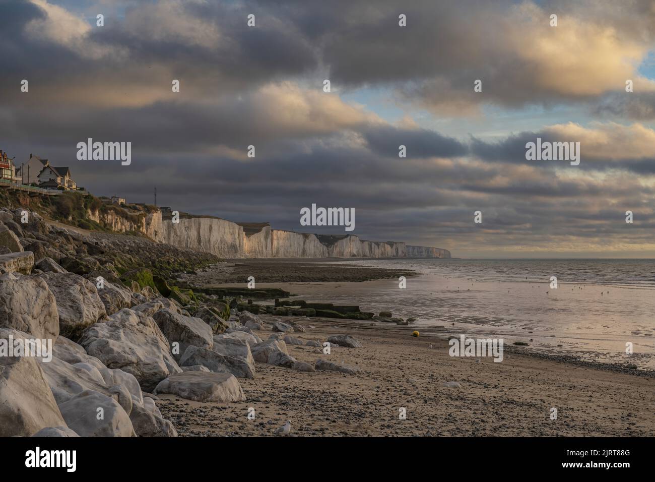 Magnifique coucher de soleil sur la plage d'Onival, les falaises, le sable, le plongeoir et les rochers Stock Photo