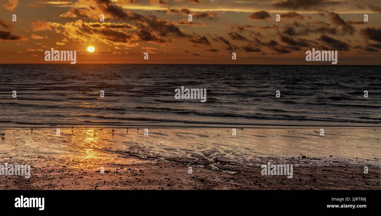 Magnifique coucher de soleil sur la plage d'Onival, les falaises, le sable, le plongeoir et les rochers Stock Photo