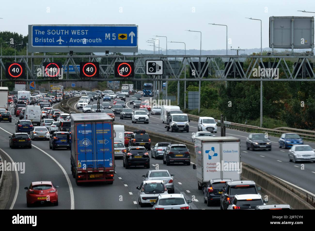 Bristol, UK. 26th Aug, 2022. Sunny weather and traditional Holiday congestion on the M5 motorway. Speed restrictions are in place on the managed section of the M5 motorway at Filton and Bristol due to the volume of traffic heading south towards Devon and Cornwall. Highways England show average speeds below 30mph. Credit: JMF News/Alamy Live News Stock Photo