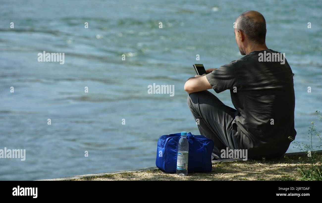Man sitting alone outdoors hi-res stock photography and images - Alamy
