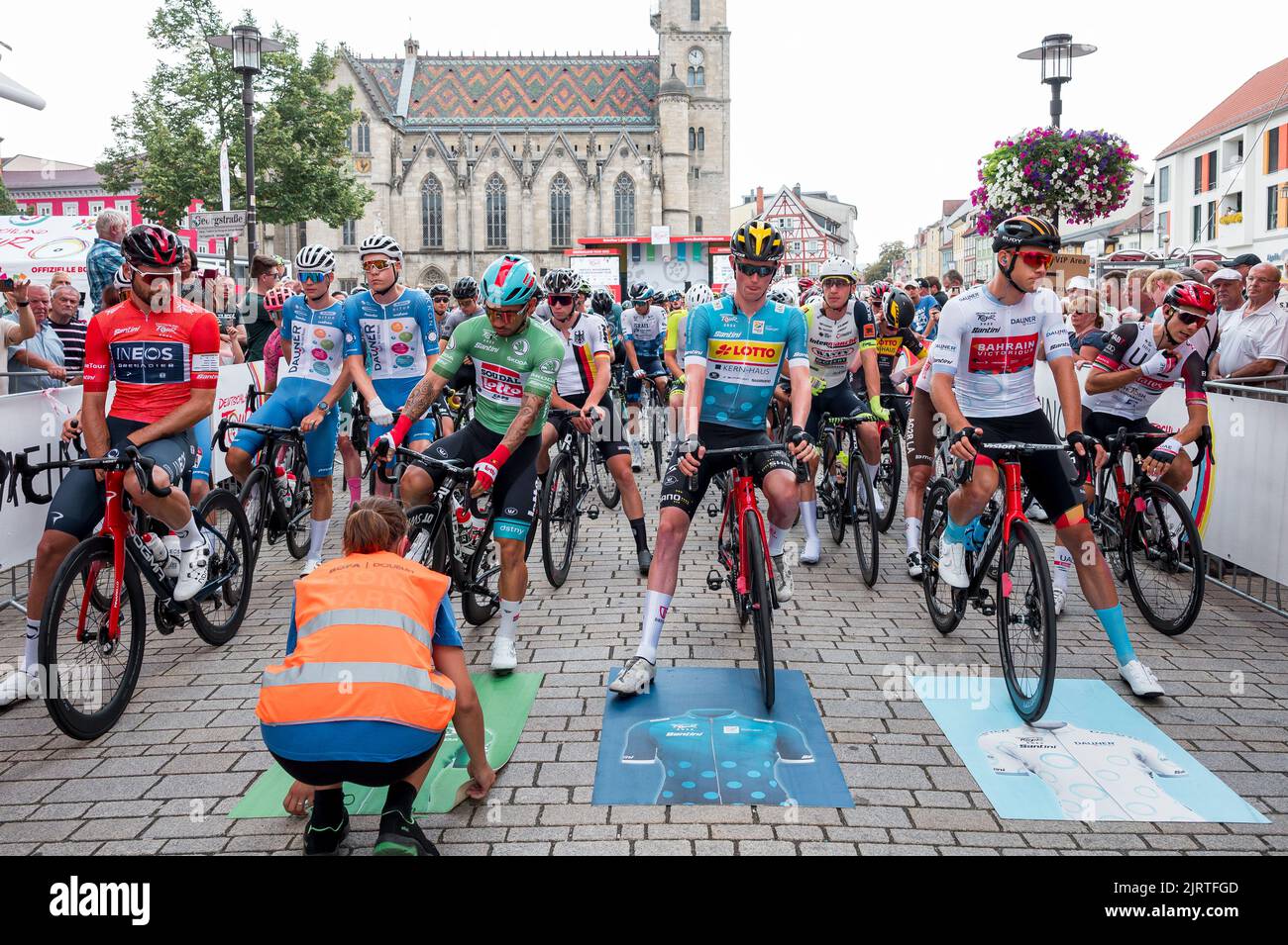 Meiningen, Germany. 26th Aug, 2022. Cycling: Tour of Germany, Meiningen - Marburg (200.70 km), stage 2. The jersey markings on the ground are removed just before the start. Credit: Daniel Vogl/dpa/Alamy Live News Stock Photo