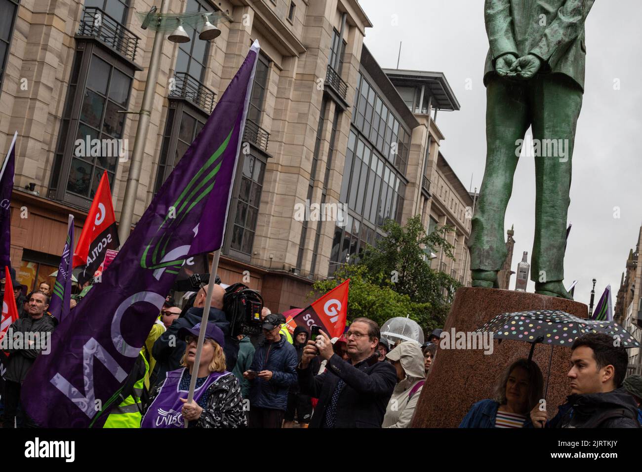 Glasgow, UK, 26 Aug 2022. Mass rally and pay protest held by trade union members, including members of GMB, EIS, RMT and more, in support of striking workers across many trades, in Glasgow, Scotland, 26 August 2022. Photo credit: Jeremy Sutton-Hibbert/ Alamy Live News. Stock Photo