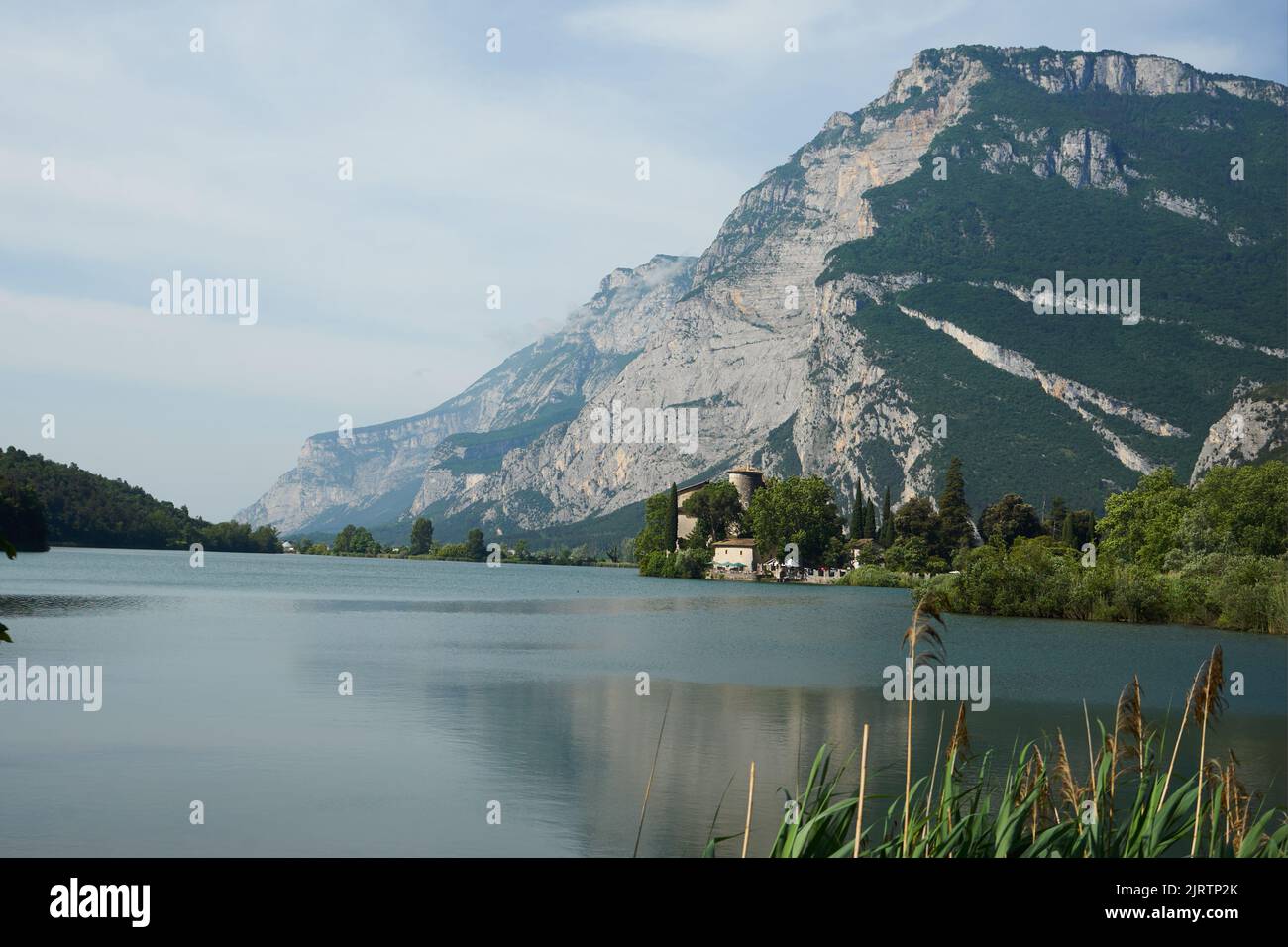 Tobliner See, Blick über den See auf das Castel Toblino und den Monte Casale, Valle dei Laghi, Gardaseeberge, Alpen, Trentino, Italien, Europa Stock Photo