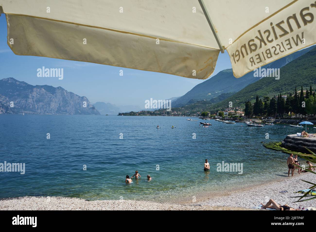 Garda See, Strand am Parcheggio Lungolago, südlich von Malcesine, hinten Île du Songe, Alpen, Venetien, Italien, Europa Stock Photo