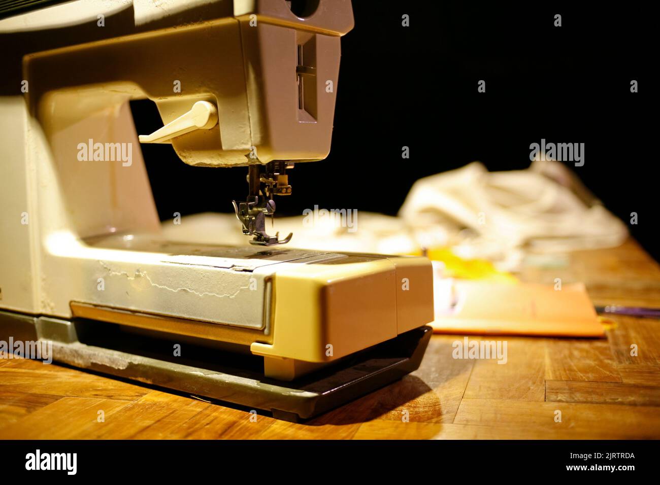 Sewing machine on table in tailor's Stock Photo Alamy