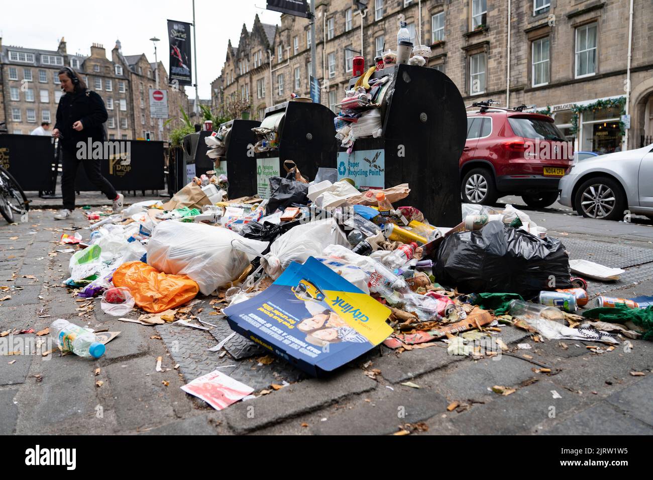 Edinburgh, Scotland, UK. 26th August 2022. Rubbish is seen piled on streets and beside many overflowing bins in Edinburgh City Centre today. The Binmen’s strike continues in Edinburgh and today strikes are extended to include Glasgow, Aberdeen and Dundee. Pic Rubbish strewn around bins in Grassmarket.  Iain Masterton/Alamy Live News Stock Photo