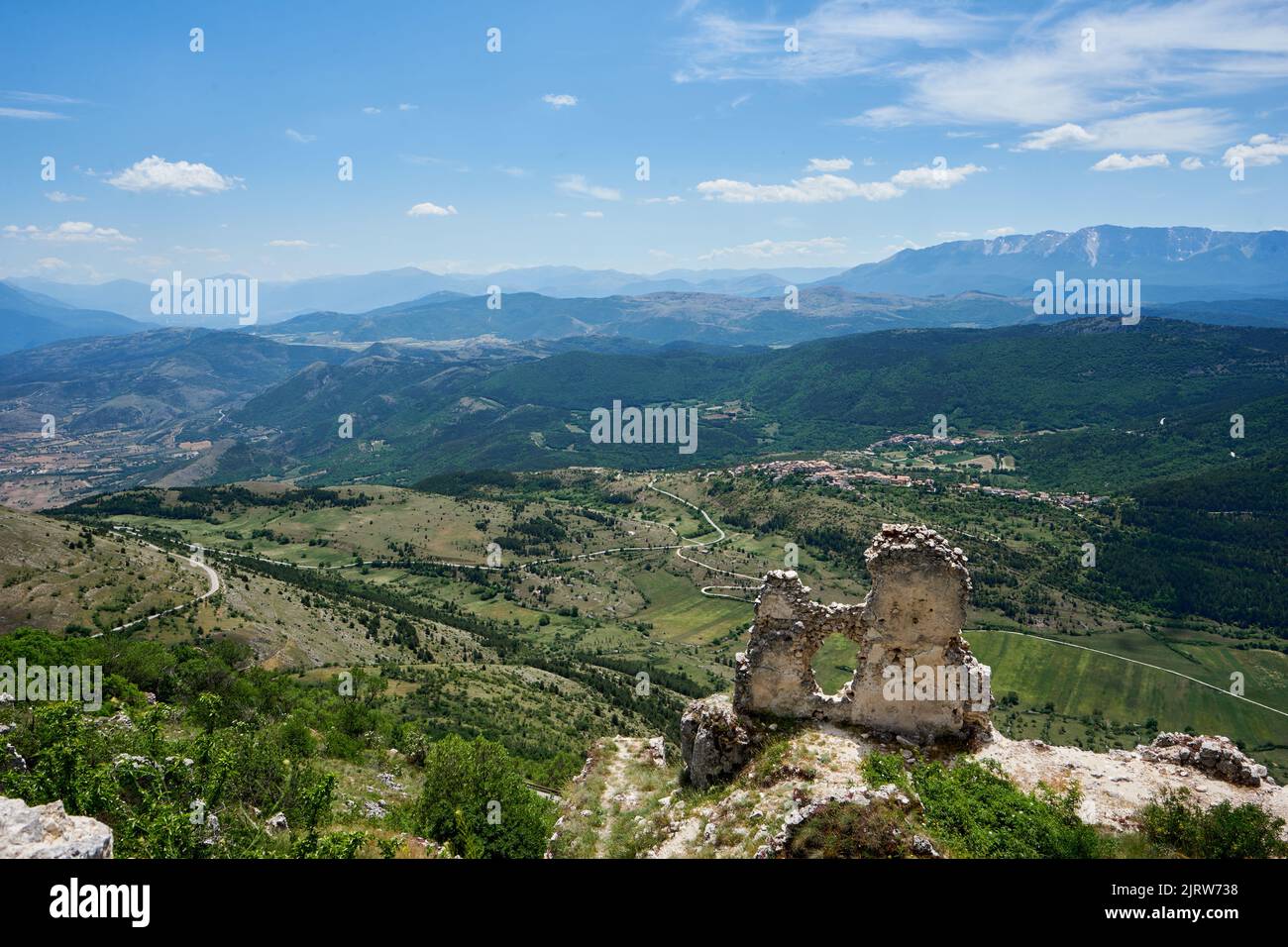 Blick von der Burgruine Rocca Calascio auf die Gebirgslandschaft, Nationalpark Gran Sasso und Monti della Laga, Abruzzen, Italien Stock Photo