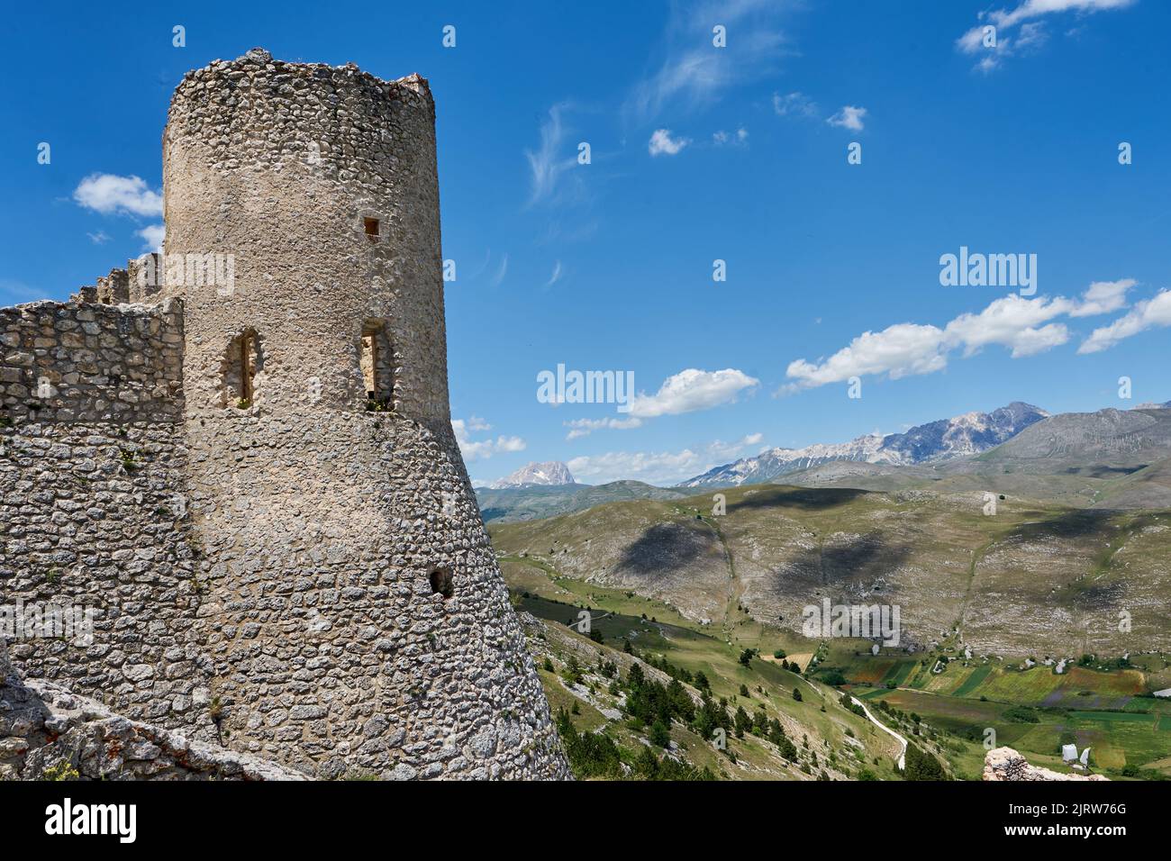 Burgruine Rocca Calascio, bei dem Bergdorf Calascio, Nationalpark Gran Sasso und Monti della Laga, Abruzzen, Provinz L’Aquila, Italien Stock Photo
