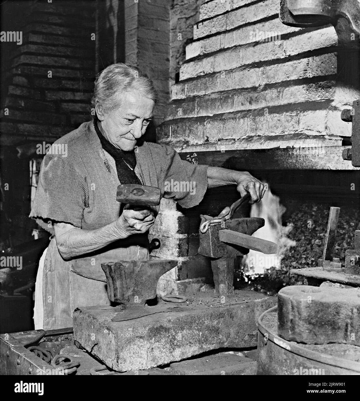 Chain making 74 year old Rachael Hickman at William Hackett's Chains in Cradley, West Midlands 1964 Stock Photo