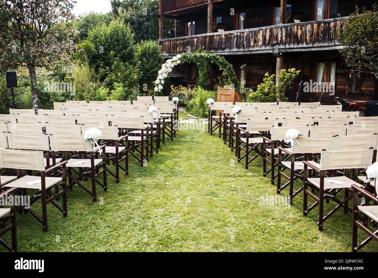 Wedding outdoor grass hi-res stock photography and images - Page 22 - Alamy, image size:1300x956