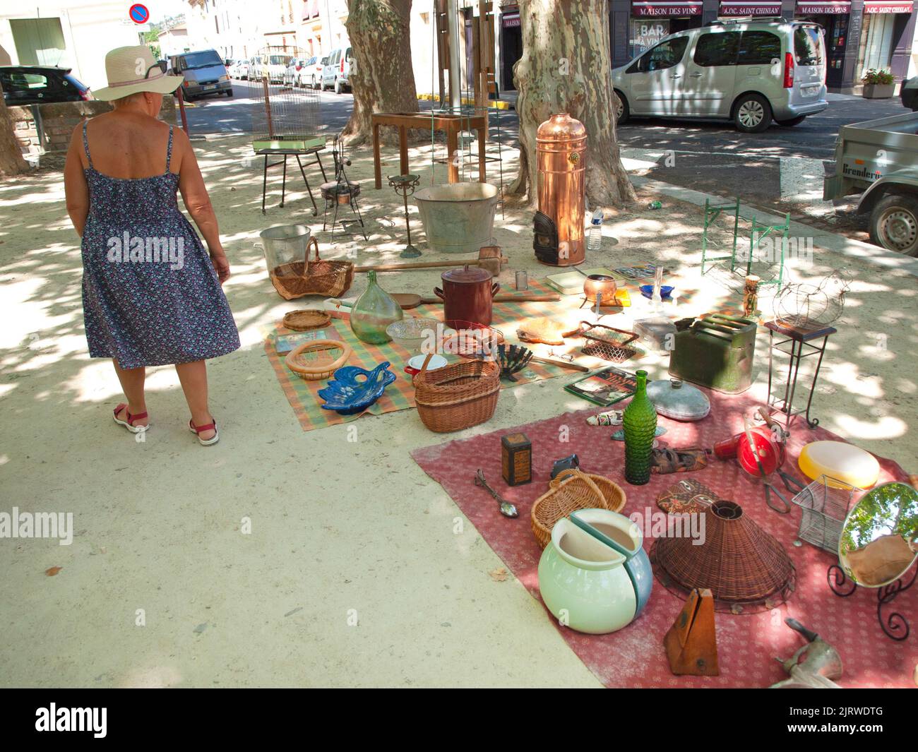 A shopper at the market in Saint-Chinian, Languedoc-Rousillon, France Stock Photo