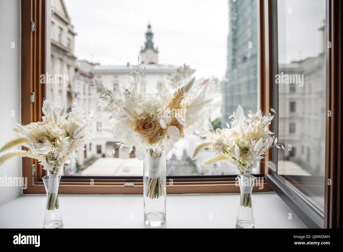 Wedding bouquets of the bride and bridesmaids Stock Photo - Alamy