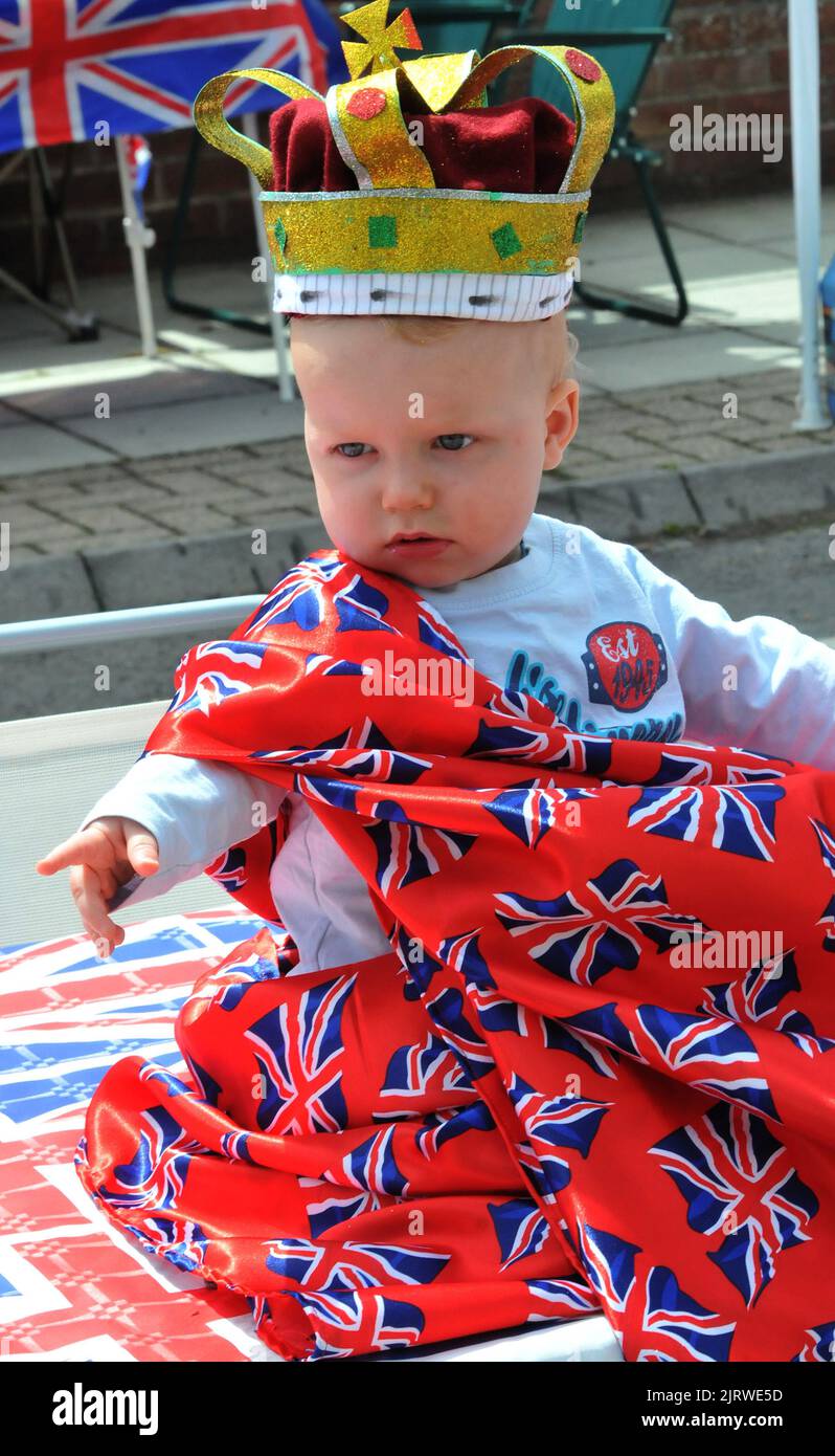 SUNNY PORTSMOUTH. KING FOR A DAY 1 YEAR OLD MAX STAPLETON-BURNS AT A STREET PARTY AT STANLEY AVENUE, PORTSMOUTH SUNDAY. PIC MIKE WALKER, MIKE WALKER PICTURES,2012 Stock Photo