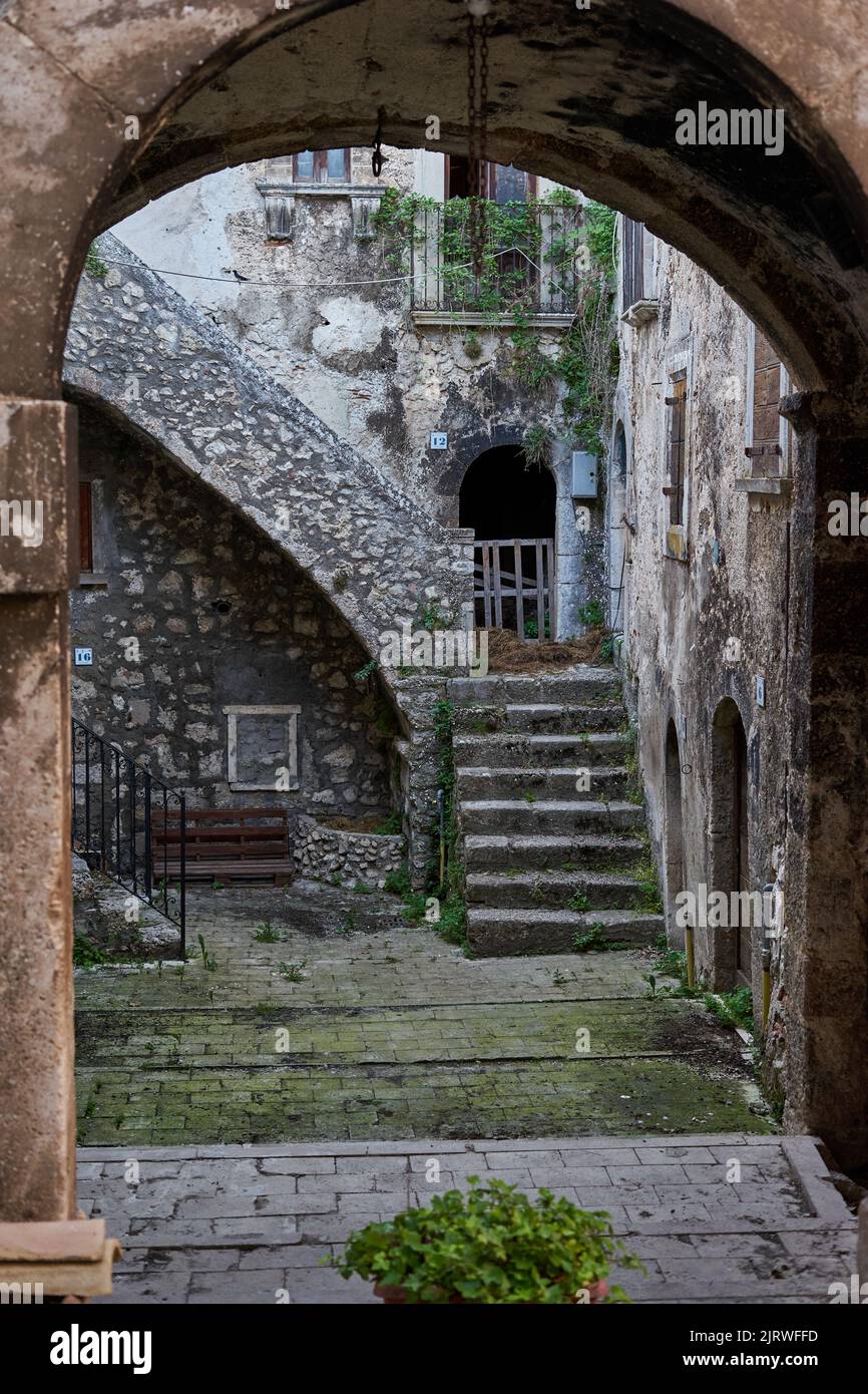 Torbogen, verlassenes Haus, Santo Stefano di Sessanio, Nationalpark Gran Sasso und Monti della Laga, Abruzzen, Italien, Europa Stock Photo