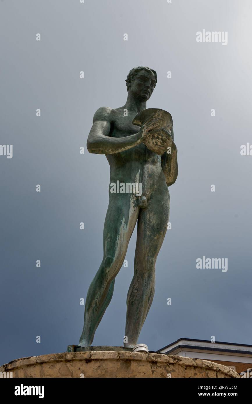 Statue junger Mann, Teil von dem Brunnen Fontana Vecchia, Piazza del Duomo, L’Aquila, Abruzzen, Italien, Europa Stock Photo