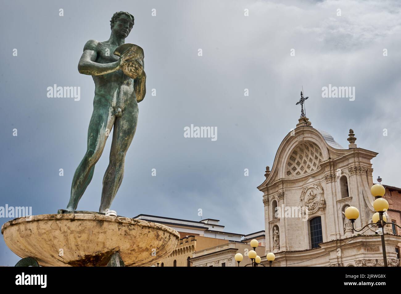Kathedrale von LAquila, Duomo dell Aquila, Cattedrale San Massimo, vorne Brunnen Fontana vecchia, Piazza del Duomo, L’Aquila, Abruzzen, Italien Stock Photo