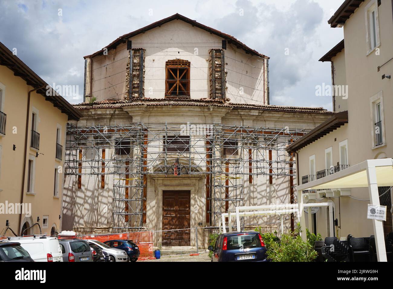 Historische Fassade, Sicherung durch ein Metallgerüst nach dem Erbeben von 2009, L’Aquila, Piazza S. Biago, Abruzzen, Italien, Europa Stock Photo