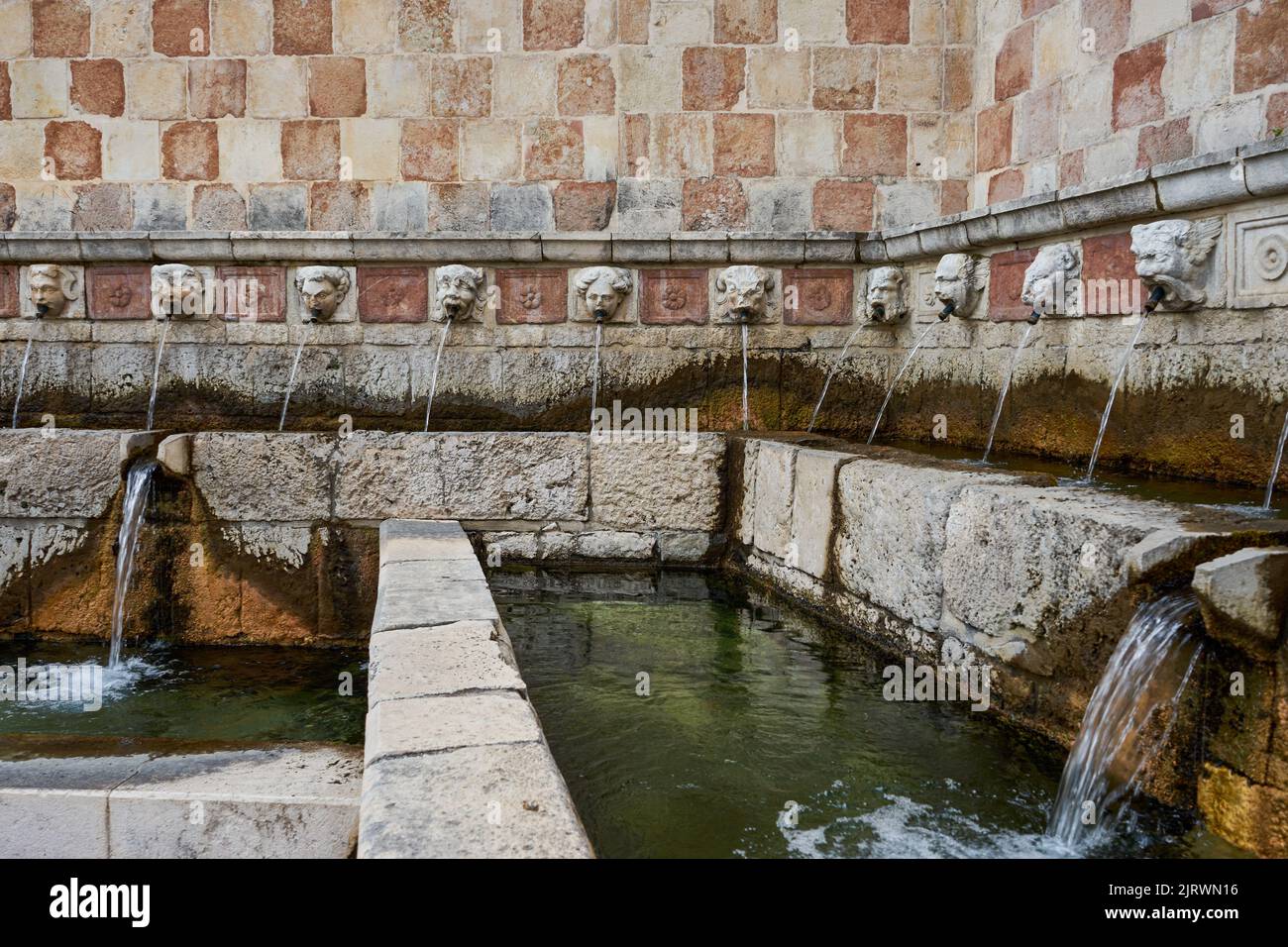 Fontana delle 99 cannelle, Parco delle acque e fontanella, historisches Wahrzeichen von LAquila, Stadtteil Borgo Rivera, L’Aquila, Abruzzen, Italien Stock Photo