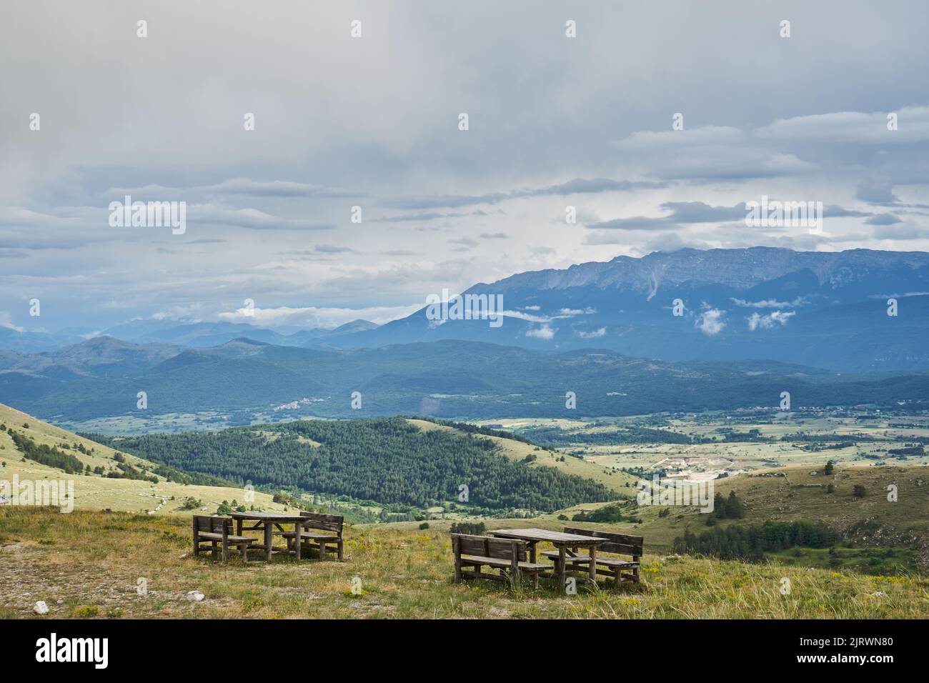 Rastplatz im Gran Sasso, Blick über das Aterno-Tal zum Abruzzischen Apennin, Nationalpark Gran Sasso und Monti della Laga, Abruzzen, Italien Stock Photo