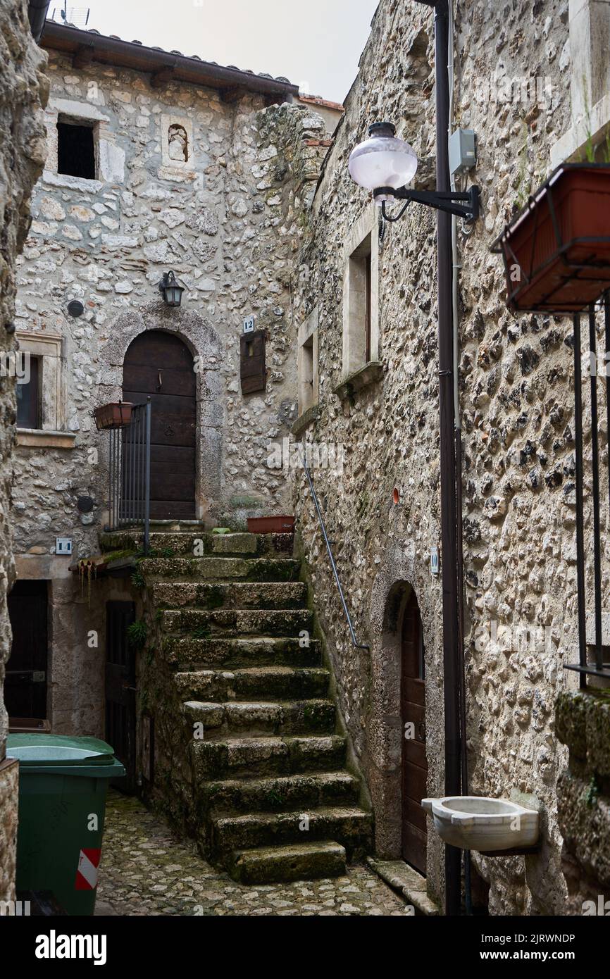 Gasse in Santo Stefano di Sessanio, Nationalpark Gran Sasso und Monti della Laga, im Gebirge Gran Sasso, Abruzzen, Apennin, Italien Stock Photo