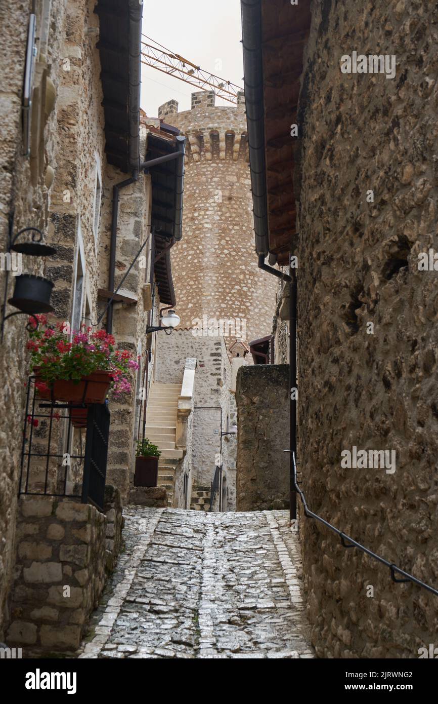 Gasse in Santo Stefano di Sessanio, Nationalpark Gran Sasso und Monti della Laga, im Gebirge Gran Sasso, Abruzzen, Apennin, Italien Stock Photo