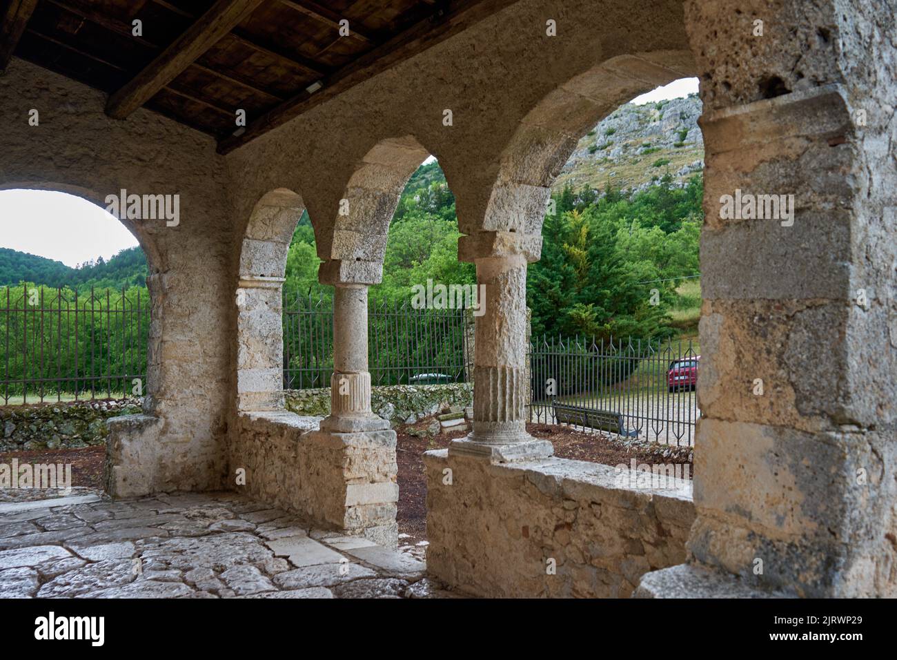 Vorhalle von dem Oratorium San Pellegrino, Oratorio di San Pellegrino, Bominaco, Provinz L’Aquila, Region Abruzzen, Italien, Europa Stock Photo