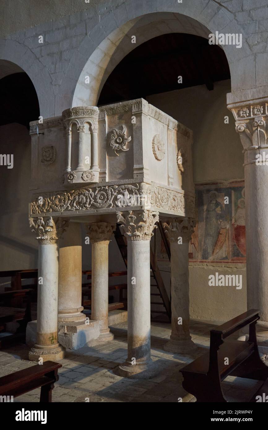 Kirche Santa Maria Assunta, Chiesa di Santa Maria Assunta, Innenraum mit Altar, Bominaco, Provinz L’Aquila, Region Abruzzen, Italien, Europa Stock Photo