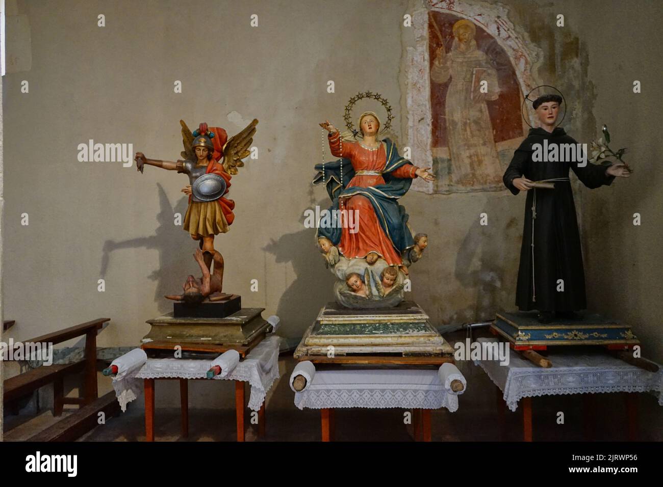 Heiligenfiguren für Prozessionen,Innenraum der Kirche Santa Maria Assunta, Chiesa di Santa Maria Assunta, Bominaco, Provinz L’Aquila, Italien Stock Photo