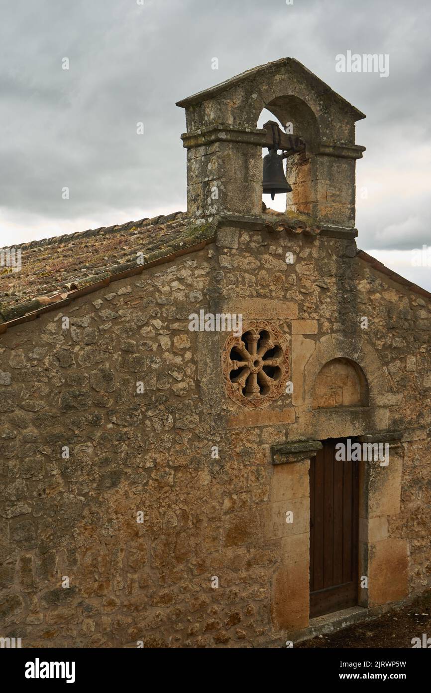 Glockenturm und Fenster-Rosette, Oratorium San Pellegrino, Oratorio di San Pellegrino, hinterer Eingang, Bominaco, Provinz L’Aquila, Abruzzen, Italien Stock Photo