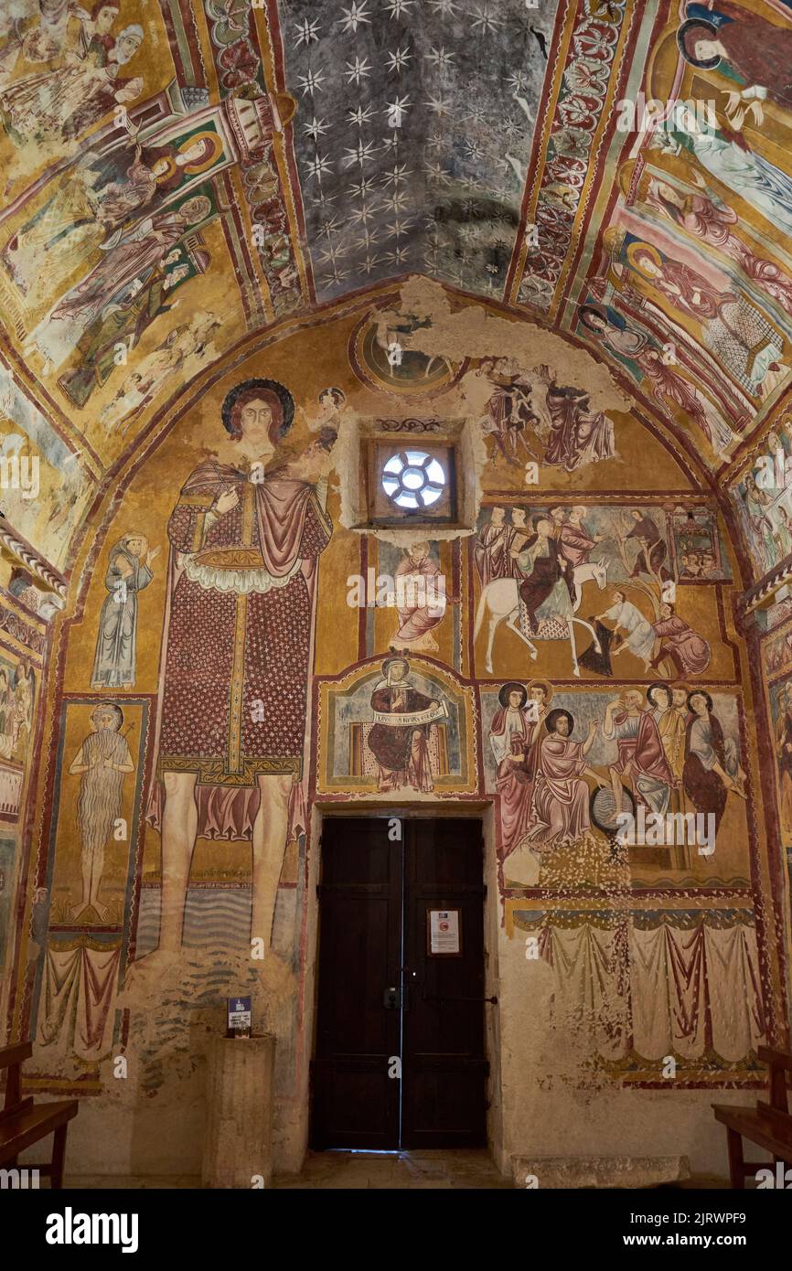Oratorium San Pellegrino, Oratorio di San Pellegrino, mit Fresken bemalte Wände, hintere Eingangstür, Bominaco, Provinz L’Aquila, Abruzzen, Italien Stock Photo