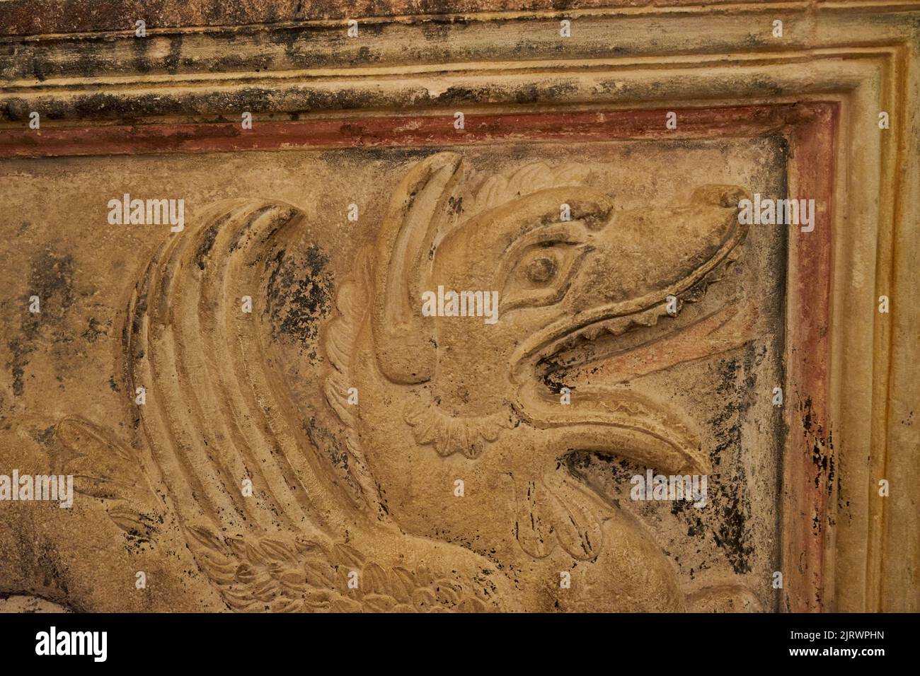 Oratorium San Pellegrino, Oratorio di San Pellegrino, Drache auf steinerner Balustrade im Innenraum, Bominaco, Provinz L’Aquila, Abruzzen, Italien Stock Photo