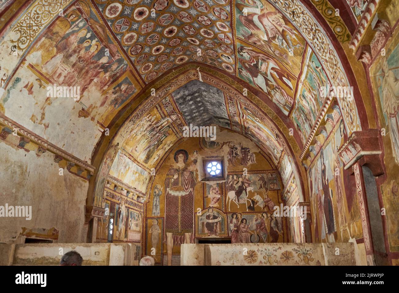 Oratorium San Pellegrino, Oratorio di San Pellegrino, mit Fresken bemalte Wände, vorne die steinerne Balustrade, Bominaco, L’Aquila,  Abruzzen, Italy Stock Photo