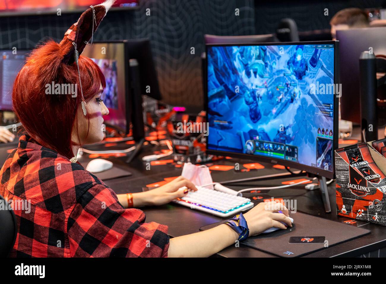 Cologne, Germany. 24th Aug, 2022. Gamescom 2022: Cosplayer plays multiplayer online battle arena game League of Legends. Gamescom is the world's largest trade fair for computer and video games, at Koelnmesse in Cologne, Germany. Credit: Christian Lademann / LademannMedia Stock Photo