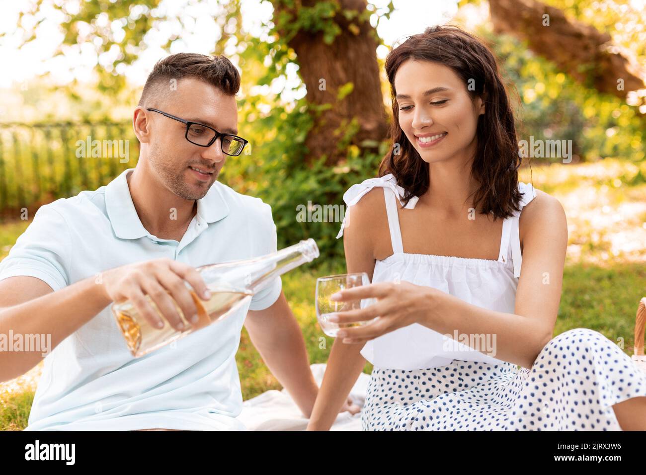 Couple having romantic picnic wine hi-res stock photography and images ...