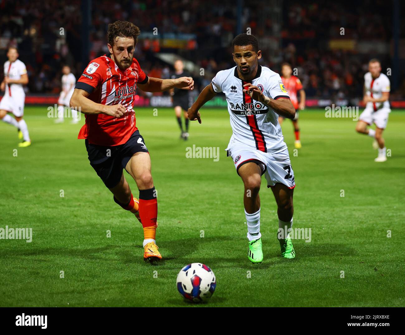 Luton, UK. 26th August 2022.   Tom Lockyer of Luton Town and lliman Ndiaye of Sheffield Utd chase after the loose ball during the Sky Bet Championship match at Kenilworth Road, Luton. Picture credit should read: David Klein / Sportimage Credit: Sportimage/Alamy Live News Stock Photo