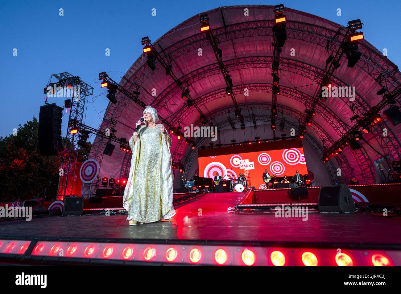 Amsterdam, Netherlands. 26th Aug, 2022. 2022-08-26 20:56:25 AMSTERDAM - Willeke Alberti during her performance on the occasion of the kick-off of the Uitmarkt on the Museumplein. This opens the cultural season. ANP EVERT ELZINGA netherlands out - belgium out Credit: ANP/Alamy Live News Stock Photo