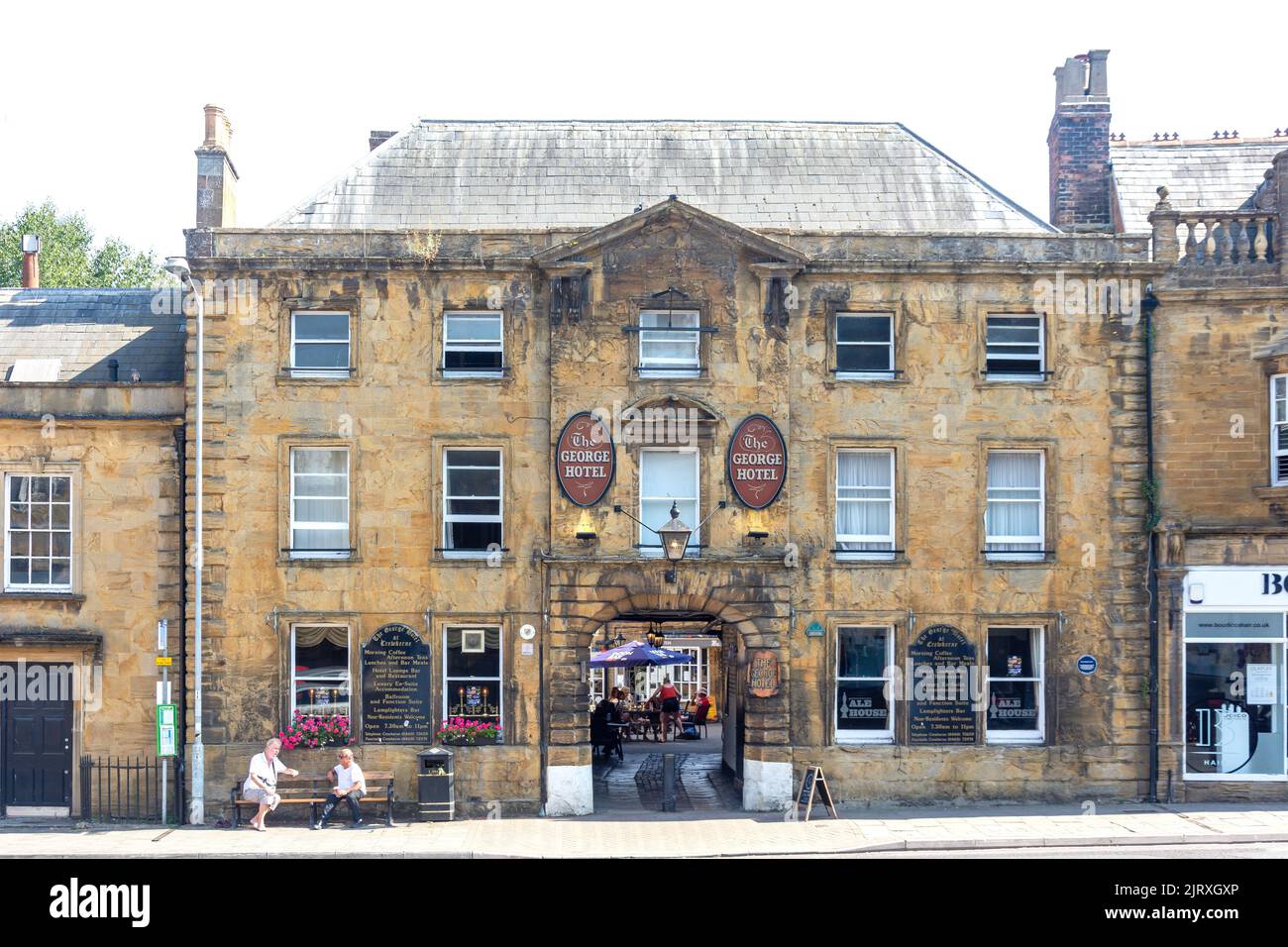 16th century The George Hotel, Market Square, Crewkerne, Somerset, England, United Kingdom Stock Photo